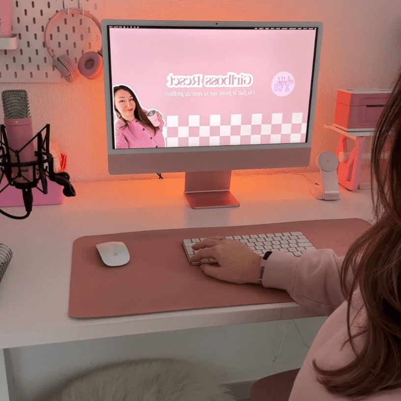 femme entrepreneur qui travaille sur son ordi pour préparer son organisation