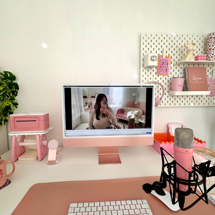 entrepreneure motivée devant son écran d'ordi