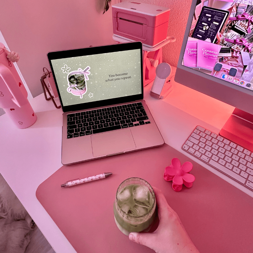 main d'une jeune entrepreneuse qui travaille avec son matcha à la main