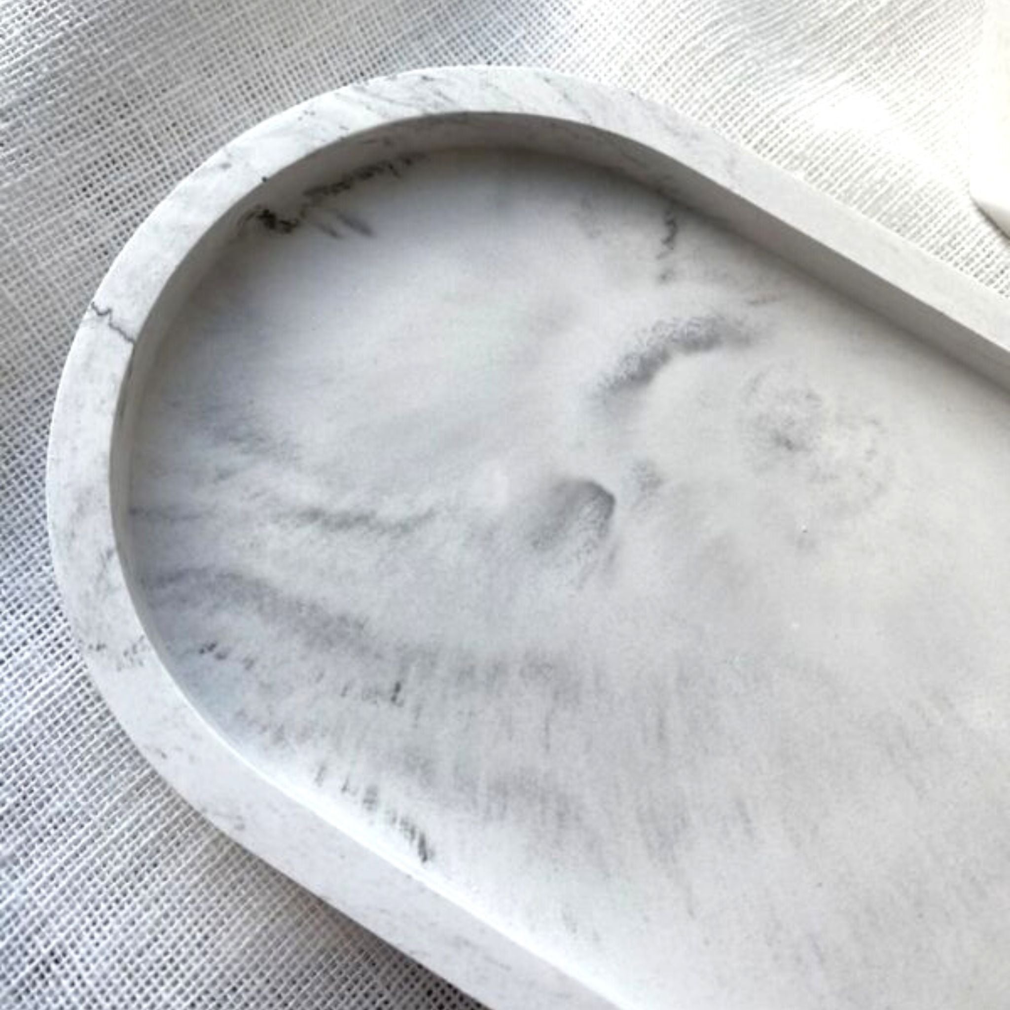 Plateau oval marbré de CAFÉ CRÈME ATELIER