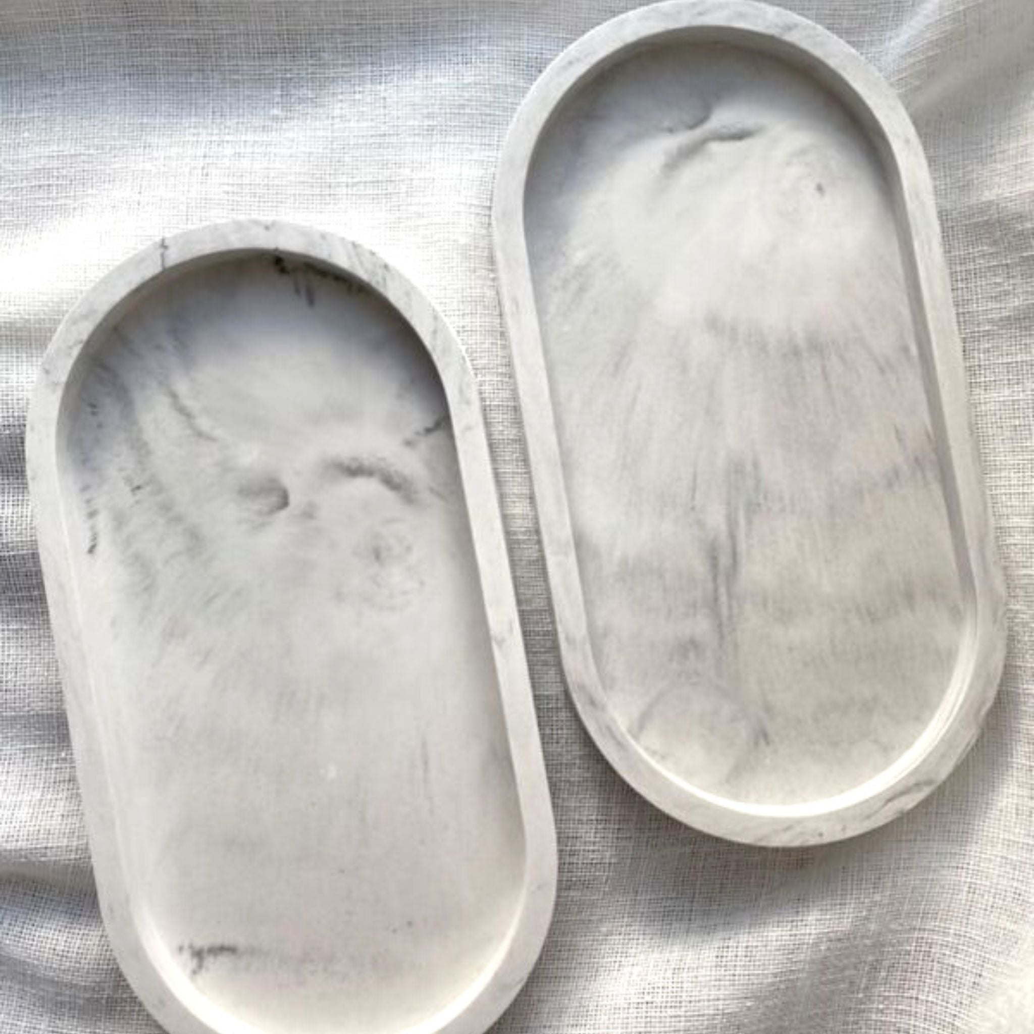 Plateau oval gris de CAFÉ CRÈME ATELIER